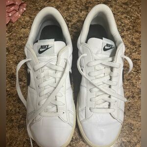 NIKE women’s sneakers. women’s 10. white and black.